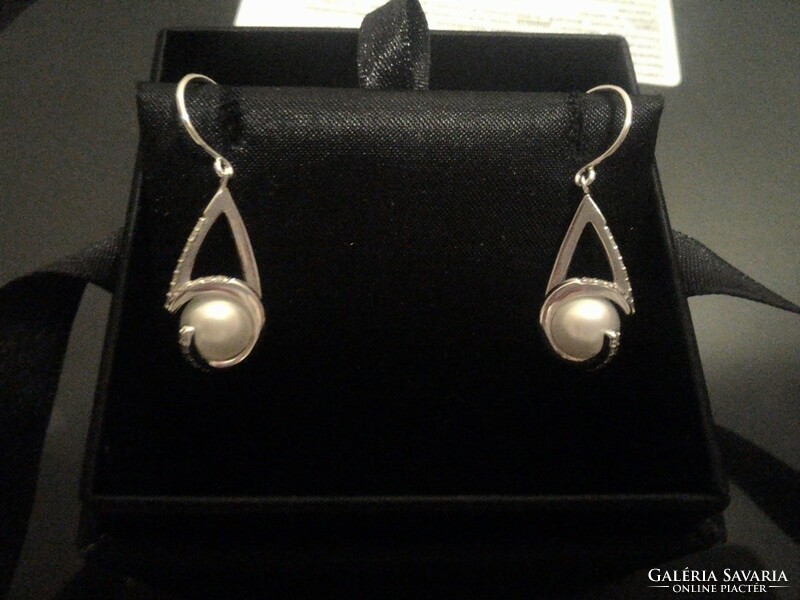 1 pair of earrings: 18 carat white gold, with brilliant stones and pearls