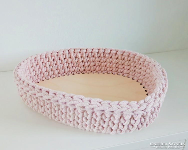 Crocheted basket with egg base