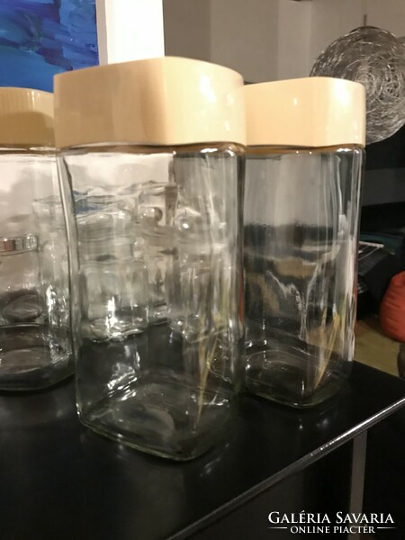 5 db nagy üveg, konyhai tároló edény műanyag tetővel (M 172/A)