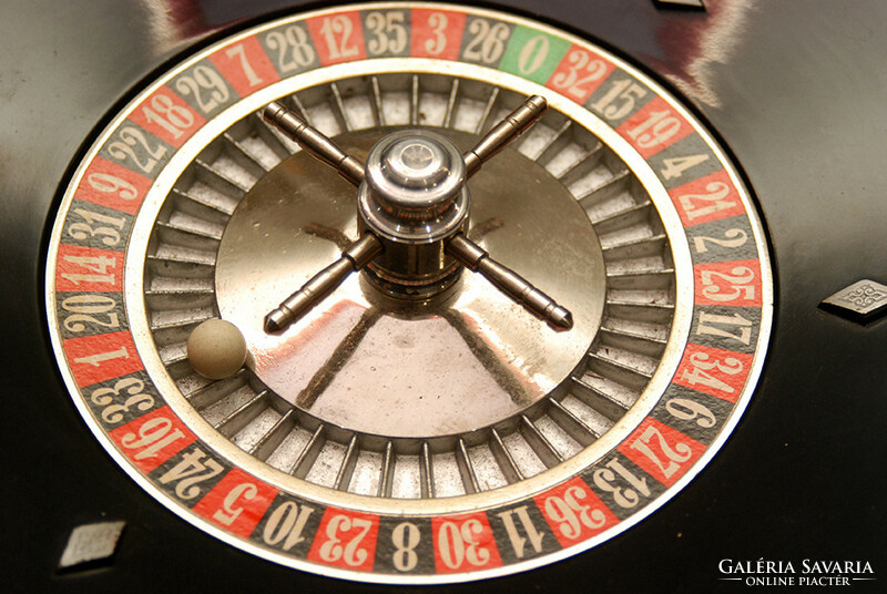 Game table, roulette table