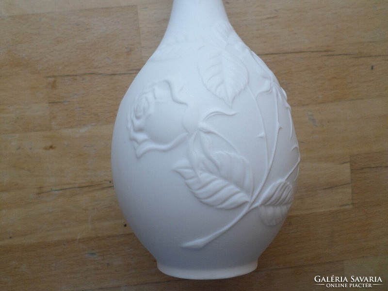 Kaiser M.Frey rózsás mintázatú fehér biszkvit porcelán váza