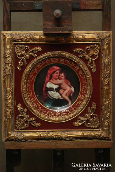 Representation of Mary with her baby on a plate!