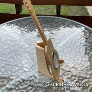 Guitar-shaped table clock