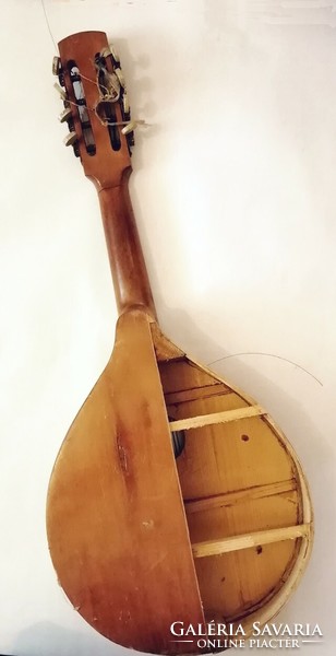 Incomplete mandolin in need of restoration, for instrument makers and art lovers