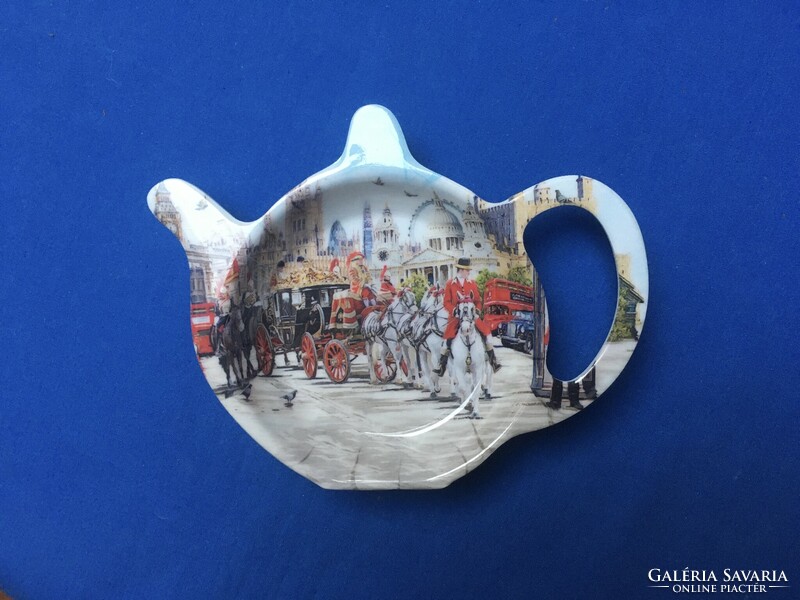 Souvenir tea filter holder with famous buildings of London, the royal carriage