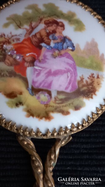 Vintage Limoges Fragonard jelzett porcelán kézitükör udvarlás jelenettel, aranyozott kerettel