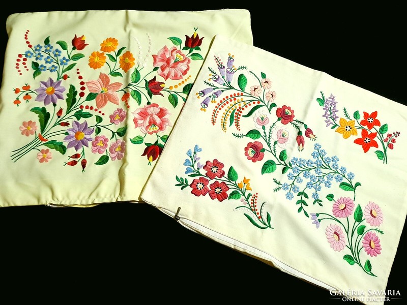 2 Decorative cushions, cushion cover embroidered with a Kalocsa flower pattern, size on the pictures