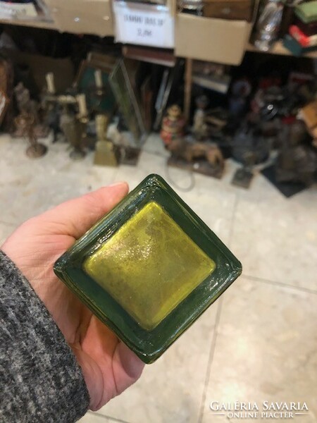 Art deco zöld öntött üveg váza, 18 cm-es magasságú.