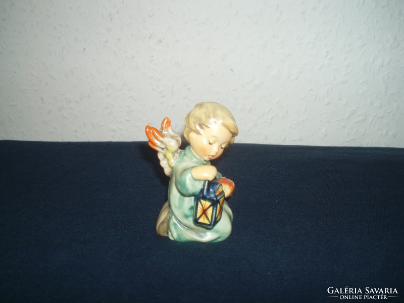 Hummel angyalka lámpással és almával. Jelzett, kézzel festett, hibátlan, eredeti dobozában, m: 7,5 c
