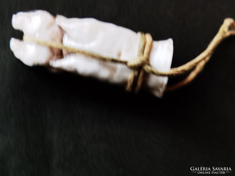 Disznóláb alakú nyakba akasztható porcelán pálinkás pohár