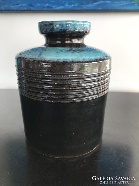 Ágnes Borsódi (?) : Small ceramic vase (60)