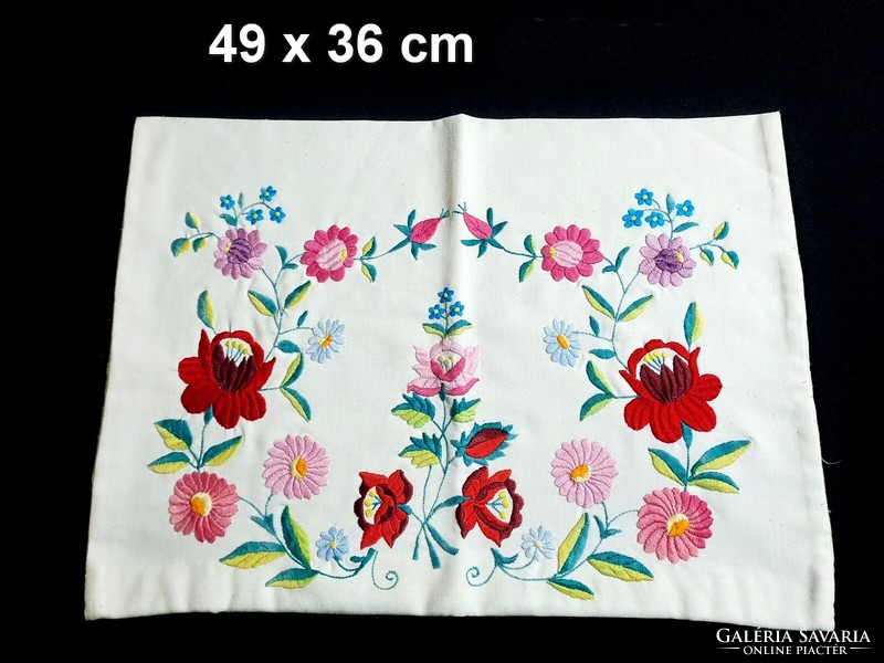 3 Decorative cushions, cushion covers embroidered with Kalocsa flower patterns, size on the pictures
