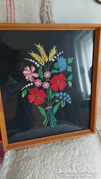 Kézi hímzett virágos kép üvegezett keretben