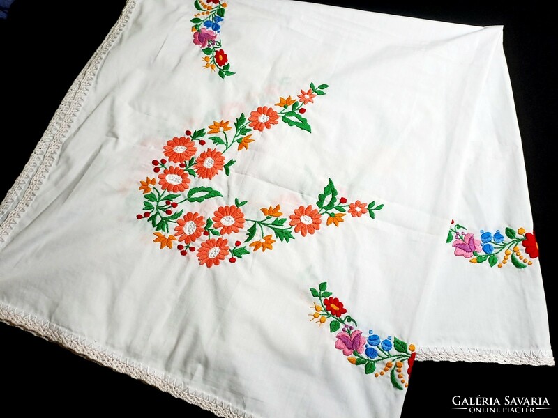 Kalocsai and daisy flower pattern embroidered tablecloth 125 x 125 cm