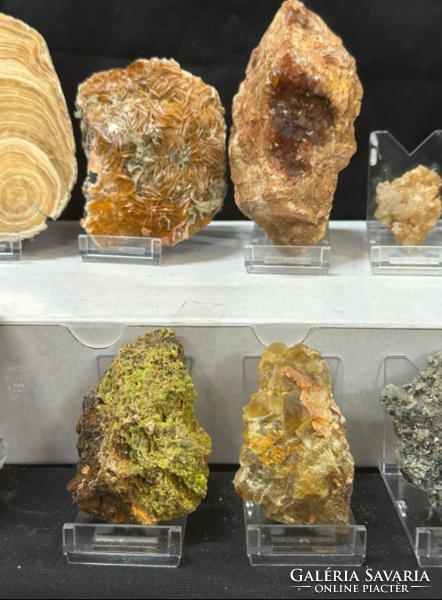 A collection of 19 types of minerals (2.7kg)