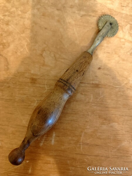 Dereglye cutter, Rádli copper with wooden handle.