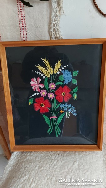 Kézi hímzett virágos kép üvegezett keretben