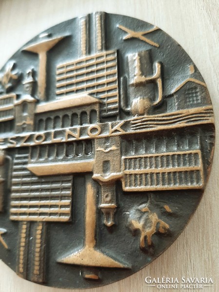 Szolnok  Városi Tanács  CImeres bronz plakett  S . F .  szignó  10 cm