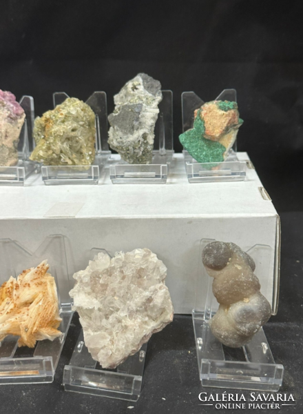 A collection of 19 types of minerals (2.7kg)