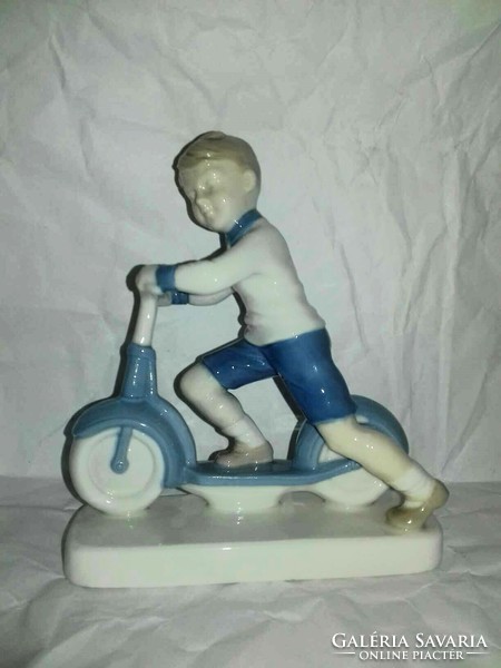 ROLLEREZŐ FIÚ - RITKÁBB NÉMET PORCELÁN  FIGURA