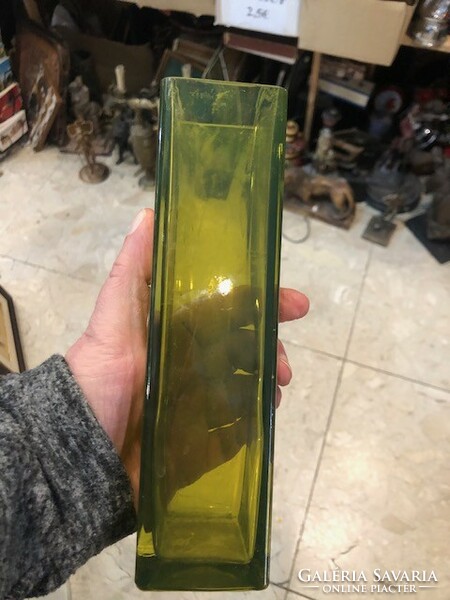 Art deco zöld öntött üveg váza, 18 cm-es magasságú.