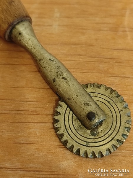Dereglye cutter, Rádli copper with wooden handle.