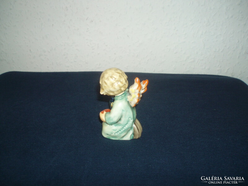 Hummel angyalka lámpással és almával. Jelzett, kézzel festett, hibátlan, eredeti dobozában, m: 7,5 c