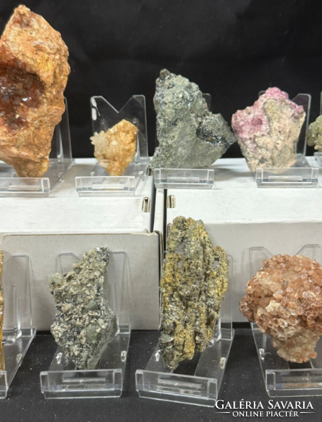 A collection of 19 types of minerals (2.7kg)