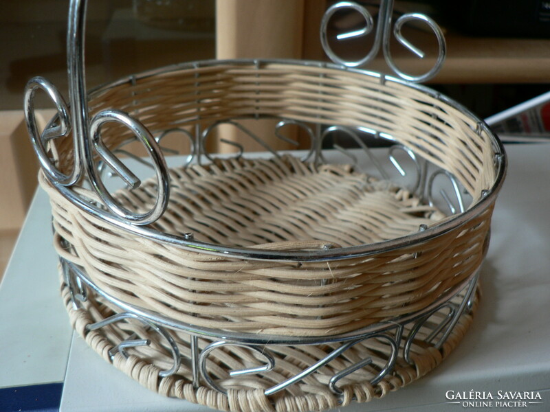 Wicker basket with metal frame