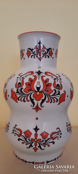 Eladó egy hibátlan állapotú népi motívumokkal díszítet  30 cm magas Zsolnay porcelán váza !