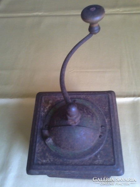 Old metal coffee grinder, from the beginning of the 20th century