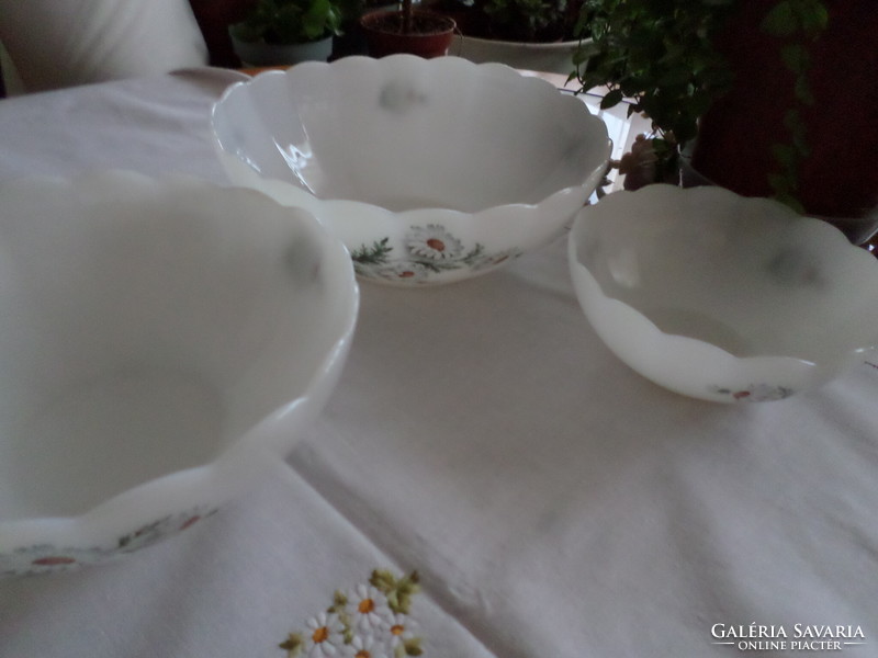 Three milk glass bowls with a chamomile pattern. Together: Arcopal, Jenai