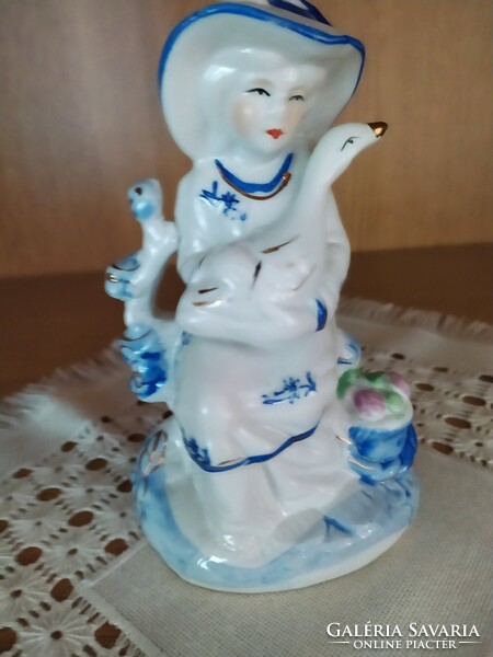 Német porcelán figura lány libával
