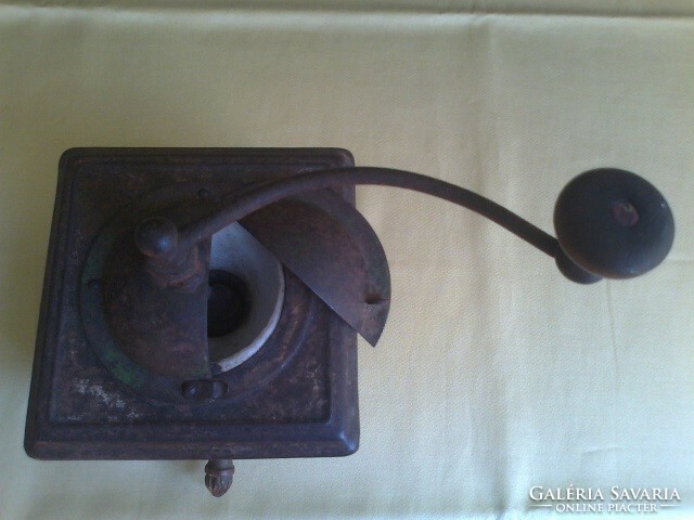 Old metal coffee grinder, from the beginning of the 20th century