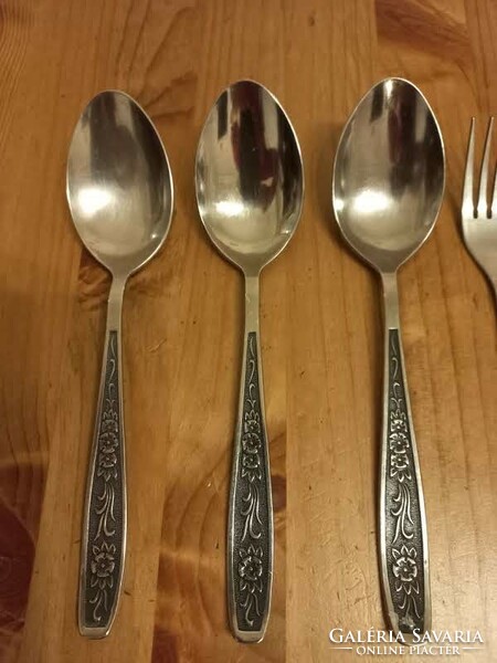 Stainless spoon, 3 forks, 5 knives, 3 flowers