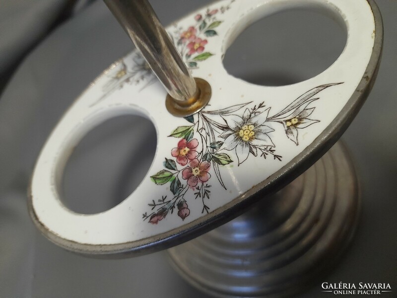 Pendant holder with porcelain insert