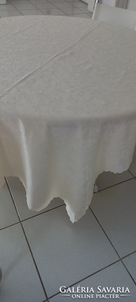 Large damask pattern tablecloth