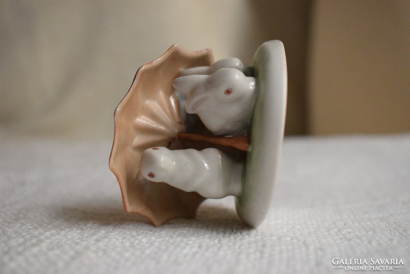 Húsvéti nyulak ernyő alatt , Drasche porcelán figura 5,8 x 4,8 cm
