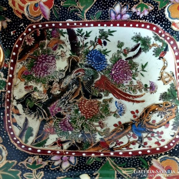 A curiosity! Beautiful Japanese royal satsuma porcelain centerpiece, seller