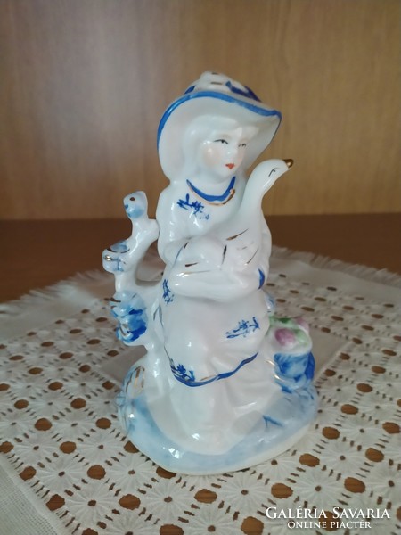 Német porcelán figura lány libával