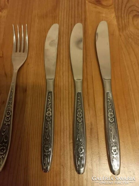 Stainless spoon, 3 forks, 5 knives, 3 flowers