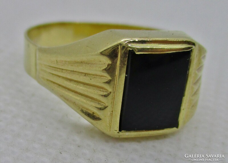 Beautiful 14kt antique gold ring with onyx stone