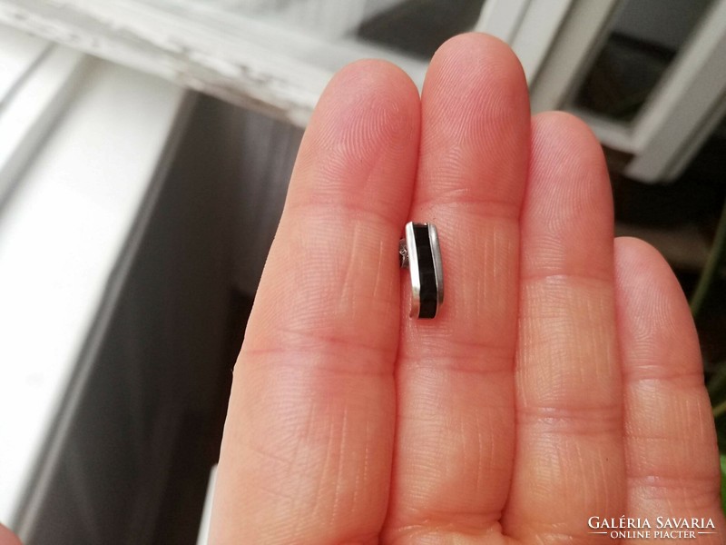 1 small black stone earring
