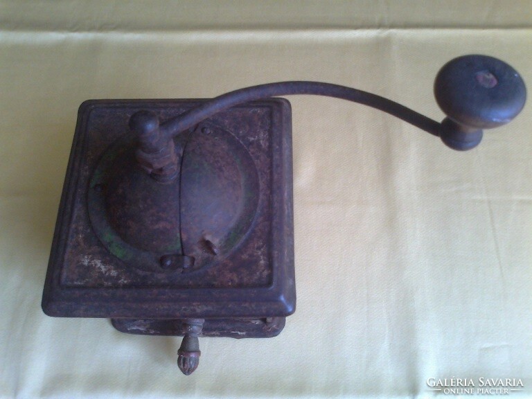 Old metal coffee grinder, from the beginning of the 20th century