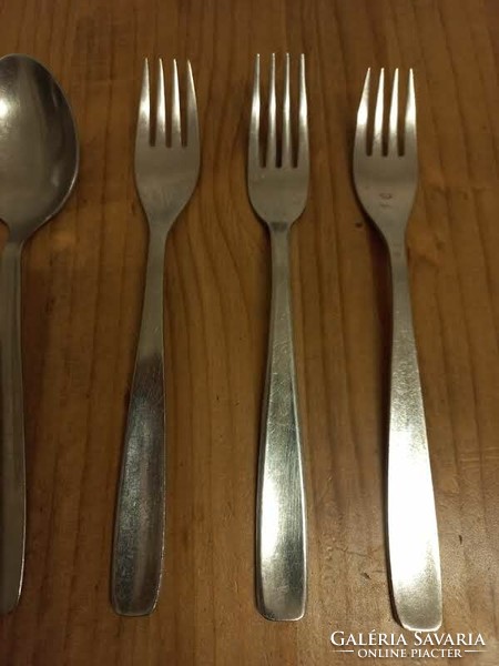 Stainless spoon 2 forks 3 smooth ones