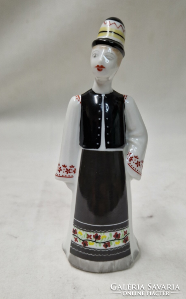 Hollóházi népviseletes fiú porcelán figura hibátlan állapotban 12,5 cm.