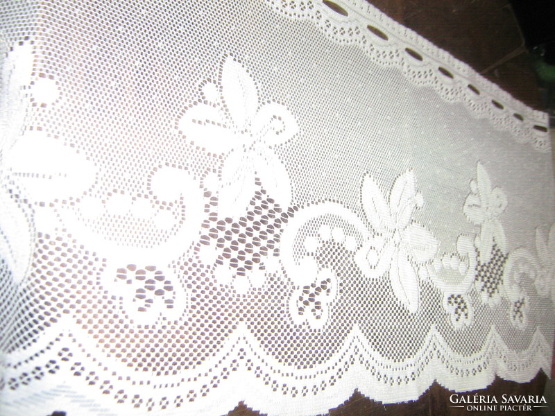 Gyönyörű vintage stílusú fehér virágos vitrázs függöny