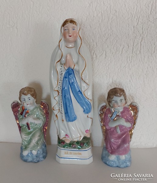 Régi porcelán kegytárgy Szűz Mária N.D. de Lourdes vallási szobor angyalok 3 db