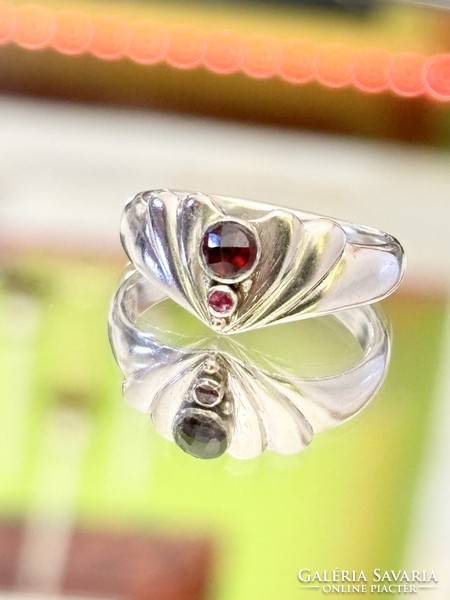 Fabulous silver ring, embellished with garnet and ruby stones