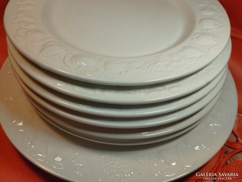 Beautiful Italian embossed fruit pattern porcelain plate, 6+1 pieces